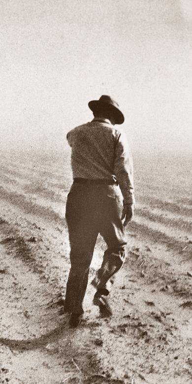 Ezra Taft Benson inspecciona una granja durante una sequía